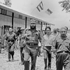 Tổng Tư lệnh Cuba Fidel Castro cùng Thủ tướng Phạm Văn Đồng trong cuộc míttinh của nhân dân Quảng Trị chào mừng Đoàn đến thăm vùng Giải phóng miền Nam Việt Nam, ngày 15/9/1973. (Ảnh: TTXVN) 
