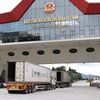 Phương tiện xuất nhập khẩu hàng hóa tại Cửa khẩu Quốc tế Hữu Nghị, tỉnh Lạng Sơn. (Ảnh: Quang Duy/TTXVN)