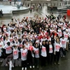 Các em học sinh tham gia cuộc tuần hành nhân ngày thế giới phòng chống AIDS (1/12) tại London, Anh. (Ảnh: AFP/TTXVN) 