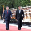 Thủ tướng Trung Quốc Lý Cường đón Thủ tướng Campuchia Hun Manet. (Nguồn: Xinhua) 