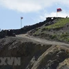 Quốc kỳ Azerbaijan (trái) và quốc kỳ Armenia tại trạm kiểm soát biên giới giữa hai nước ở làng Sotk (Armenia). (Ảnh: AFP/TTXVN) 