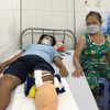 Anh Thái Văn H. đang được điều trị, theo dõi sức khỏe tại Bệnh viện Đa khoa tỉnh Bạc Liêu. (Ảnh: TTXVN phát)