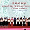 Chủ tịch nước Võ Văn Thưởng trao Giải thưởng Hồ Chí Minh cho tác giả, đại diện gia đình các tác giả. (Ảnh: Lâm Khánh/TTXVN) 