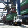 Hoạt động bốc dỡ hàng hóa tại Cảng Cát Lái, thành phố Thủ Đức. (Ảnh: Hồng Đạt/TTXVN) 