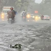 Đường Lê Duẩn (thành phố Huế) ngập nước khiến người dân đi lại khó khăn. (Ảnh: Mai Trang/TTXVN) 
