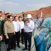 Thủ tướng Phạm Minh Chính xem các hình ảnh giới thiệu công trình mở rộng Nhà máy Thủy điện Hòa Bình. (Ảnh: Dương Giang/TTXVN) 