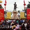 Đông đảo người dân đến dâng hương tưởng nhớ Anh hùng Dân tộc Nguyễn Trung Trực tại Kiên Giang. (Ảnh: Lê Sen/TTXVN)