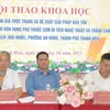 Ông Trần Đình Thành, Phó Cục trưởng Cục Di sản Văn hóa (người đầu tiên, bên trái ảnh) khẳng định tính cấp bách của việc bảo tồn Danh thắng Hòn Vọng Phu. (Ảnh: Hoa Mai/TTXVN)