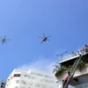 Hai trực thăng cứu hộ được huy động tham gia diễn tập. (Ảnh: Đức Hiếu/TTXVN) 