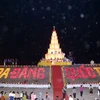 Hàng nghìn hoa đăng được thắp sáng trên đê sông Lục Đầu tạo thành hình dòng chữ Lễ hội Hoa đăng-Quốc thái Dân an. (Ảnh: Mạnh Tú/TTXVN) 