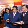 Thủ tướng Phạm Minh Chính cùng các đại biểu tham quan trưng bày sách Những bông hoa đẹp. (Ảnh: Dương Giang/TTXVN) 