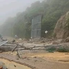 Chiều 13/10/2023, một đoạn taluy dương trên đèo Hải Vân (địa phận Đà Nẵng) đã bị sạt lở khiến hàng trăm khối đất đá tràn xuống đèo. (Ảnh: TTXVN phát) 