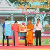 Lãnh đạo Tỉnh ủy Sóc Trăng trao quà chúc mừng đến trụ trì chùa Sro Lôn nhân dịp lễ Sene Dolta. (Ảnh: Tuấn Phi/TTXVN)