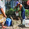 Người dân lấy nước sinh hoạt tại tỉnh Pinar del Rio, Cuba. (Ảnh: AFP/TTXVN) 