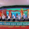 Đại biểu thực hiện nghi thức khởi công xây dựng trường Trung học Phổ thông Võ Văn Tần tại huyện Đức Hòa, tỉnh Long An. (Ảnh: Đức Hạnh/TTXVN)