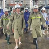 Thứ trưởng Bộ Nông nghiệp và Phát triển nông thôn Nguyễn Hoàng Hiệp kiểm tra tình hình đảm bảo an toàn tàu thuyền tại Cảng cá Thọ Quang. (Ảnh: Văn Dũng/TTXVN) 