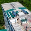 Phần mái của tòa chung cư mini cao 9 tầng xây dựng trái phép ở xã Tân Xã (huyện Thạch Thất) đã được tháo dỡ. (Nguồn: Báo Tin tức) 