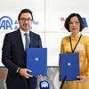 Tổng Giám đốc TTXVN Vũ Việt Trang và Chủ tịch kiêm Giám đốc điều hành hãng AA (Thổ Nhĩ Kỳ) ký lại Thỏa thuận Hợp tác Nghiệp vụ giai đoạn mới. (Ảnh: AA) 