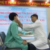 Bác sỹ Bệnh viện Tai Mũi Họng Thành phố Hồ Chí Minh khám cho bệnh nhân hóc dị vật 'di cư' ra vùng cổ. (Ảnh: Đinh Hằng/TTXVN) 