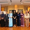 Đại sứ Trần Anh Vũ và phu nhân (áo dài xanh) cùng các quan khách và nghệ sỹ 2 nước Việt Nam-Brunei tại sự kiện. (Ảnh: TTXVN phát)