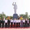 Chủ tịch nước Võ Văn Thưởng và các đại biểu tại tượng đài Chủ tịch Hồ Chí Minh trong Di tích Quốc gia Đặc biệt Khu Lưu niệm Chủ tịch Hồ Chí Minh, huyện Cô Tô, Quảng Ninh. (Ảnh: Thống Nhất/TTXVN) 