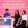 Cán bộ, công chức, viên chức và người lao động cơ quan Thành ủy Hà Nội quyên góp ủng hộ các nạn nhân trong vụ cháy chung cư mini tại quận Thanh Xuân. (Ảnh: Văn Điệp/TTXVN)