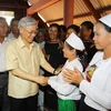 Tổng Bí thư Nguyễn Phú Trọng với đồng bào các dân tộc ở tỉnh Đắk Lắk. (Nguồn: TTXVN)