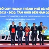 Phó Thủ tướng Chính phủ Trần Hồng Hà (thứ 2, từ trái sang) trao Quyết định Quy hoạch cho lãnh đạo thành phố Đà Nẵng. (Ảnh: Quốc Dũng/TTXVN) 