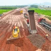 Ngay sau khi mùa mưa kết thúc, dự án thành phần 3 cao tốc Biên Hòa-Vũng Tàu thi công nhộn nhịp, hối hả hơn. (Ảnh: Hoàng Nhị/TTXVN)