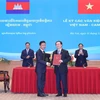 Thủ tướng Phạm Minh Chính và Thủ tướng Campuchia Hun Manet chứng kiến ký kết văn kiện hợp tác giữa Bộ Khoa học và Công nghệ Việt Nam với Bộ Công nghiệp, Khoa học Công nghệ Campuchia. (Ảnh: Dương Giang/TTXVN)