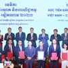 Thủ tướng Phạm Minh Chính và Thủ tướng Samdech Hun Manet chứng kiến lễ trao các thỏa thuận hợp tác giữa doanh nghiệp hai nước. (Ảnh: An Đăng/TTXVN)