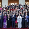 Thủ tướng Phạm Minh Chính chụp ảnh chung với kiều bào tiêu biểu dự Chương trình Xuân Quê hương 2023. (Ảnh: Dương Giang/TTXVN)