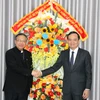 Phó Thủ tướng Trần Lưu Quang chúc mừng Giáng sinh Giám mục Giáo phận Phan Thiết Giuse Đỗ Mạnh Hùng. (Ảnh: Nguyễn Thanh/TTXVN)