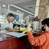 Người dân thực hiện giao dịch tại Cục Thuế Thành phố Hồ Chí Minh. (Ảnh: Hứa Chung/TTXVN)