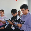 Thanh niên vùng dân tộc thiểu số Sóc Trăng tìm hiểu thông tin về xuất khẩu lao động. (Ảnh: Tuấn Phi/ TTXVN)