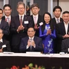 Thủ tướng Phạm Minh Chính với một số doanh nghiệp Nhật Bản về vi mạch bán dẫn. (Ảnh: Dương Giang/TTXVN)