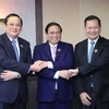 Thủ tướng Phạm Minh Chính cùng Thủ tướng Lào Sonexay Siphandone và Thủ tướng Campuchia Hun Manet. (Ảnh: Dương Giang/TTXVN)