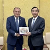 Ngài Kanat Tumysh (trái), Đại sứ Kazakhstan tại Việt Nam tặng quà lưu niệm cho Chủ tịch Ủy ban Nhân dân thành phố Đà Nẵng Lê Trung Chinh. (Ảnh: Trần Lê Lâm/TTXVN)