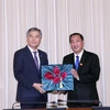 Phó Chủ tịch Hội đồng Nhân dân Thành phố Hồ Chí Minh Phạm Thành Kiên và ông Hyeonki Kim, Chủ tịch Hội đồng thành phố Seoul (Hàn Quốc), trao tặng quà đối ngoại. (Ảnh: Xuân Khu/TTXVN)
