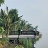 Du khách thưởng lãm vẻ đẹp hồ Đồng Mô, thị xã Sơn Tây (Hà Nội). (Ảnh: Đinh Thuận/TTXVN)