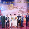 Trung tâm Truyền thông tỉnh Quảng Ninh tặng hoa cho đoàn làm phim. (Ảnh: Văn Đức/TTXVN)