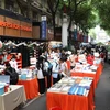 Đường sách Thành phố.Hồ Chí Minh luôn nhộn nhịp, thu hút đông đảo bạn trẻ đến tham quan, tìm hiểu sách. (Ảnh: Anh Tuấn/TTXVN)