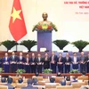 Chủ tịch Quốc hội Vương Đình Huệ trao tặng quà cho các Đại sứ, Trưởng cơ quan đại diện Ngoại giao Việt Nam ở nước ngoài. (Ảnh: Minh Đức/TTXVN)