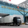 Phương tiện chở hàng hóa thông quan qua cửa khẩu Móng Cái (Việt Nam)-Đông Hưng (Trung Quốc) tại khu vực cầu Bắc Luân II. (Ảnh: Văn Đức/TTXVN)