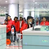 Công dân Việt Nam từ Myanmar làm thủ tục nhập cảnh tại Sân bay Quốc tế Nội Bài, Hà Nội, rạng sáng 5/12. (Ảnh: Văn Điệp/TTXVN)