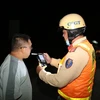 Cảnh sát Giao thông tỉnh Tiền Giang kiểm tra nồng độ cồn đối với tài xế xe ôtô. (Ảnh: Hữu Chí/ TTXVN)