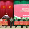 Đại tướng Tô Lâm trao cờ thi đua của Bộ Công an cho các đơn vị của Công an Thành phố Hồ Chí Minh. (Ảnh: TTXVN phát)