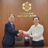 CEO DA Technology ông Lee Sang-hwa (trái) và Chủ tịch VGG ông Nguyễn Đức Lượng trao đổi ký kết hợp tác. (Nguồn: DA Technology)