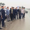 Đoàn công tác tỉnh Hà Tĩnh và đại diện chủ đầu tư dự án kiểm tra hiện trạng Quốc lộ 1 đoạn Nam cầu Bến Thủy tới Bắc tuyến tránh Thành phố Hà Tĩnh. (Ảnh: Hữu Quyết/TTXVN)