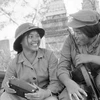 Hai nữ chiến sỹ Việt Nam và Campuchia sát cánh bên nhau. (Nguồn: TTXVN)